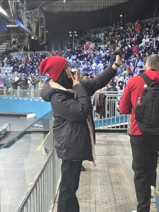 关晓彤米兰冬奥红帽生图刷屏！素颜观赛被赞观众席颜值天花板