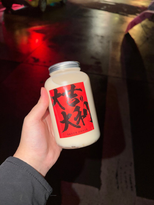 虞书欣小年夜暖心逆应援：寒雨中送热饮搭雨棚，宠粉行动力满分！