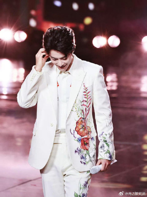 北京台春晚的肖战会带来什么新歌曲？舞台设计有什么特别之处？