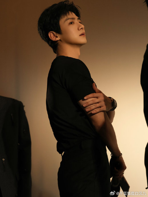 白敬亭的这一举动与他主演的《不眠日》角色有哪些关联？