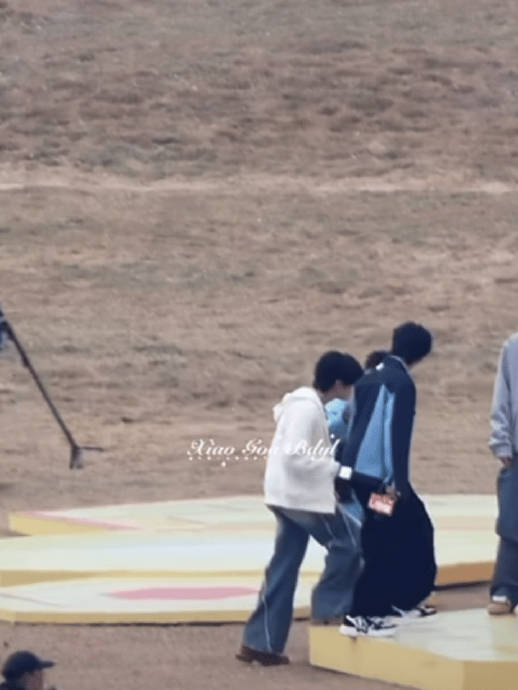 陈哲远杨迪红丝绒西装共舞《依赖摇》，羞涩扭胯引爆热议