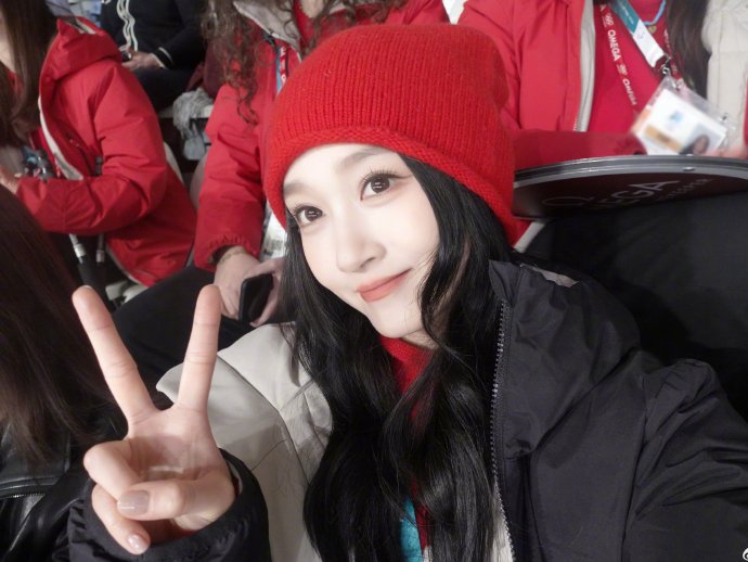 关晓彤冬奥观赛的黑色羽绒服和红色针织帽是什么牌子的？