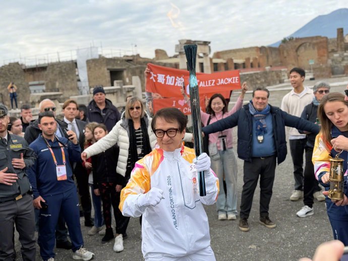 成龙在路演时曾收到影迷送的熊猫玩偶，他当时有何反应和感言？