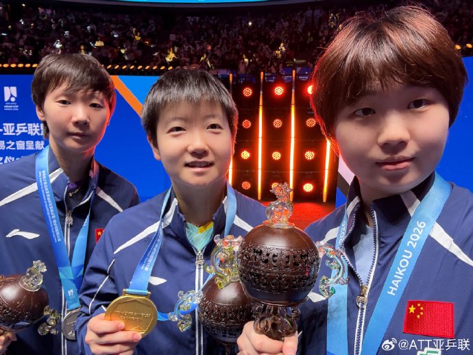 亚洲杯首冠！孙颖莎夺冠合影细节暖心，国乒三人包揽奖牌