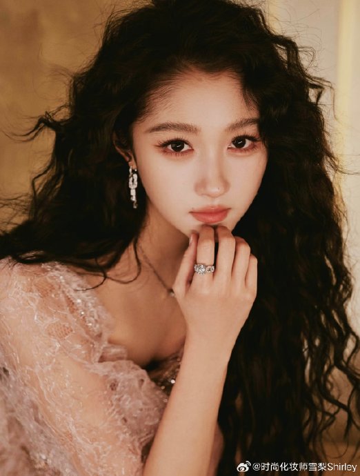 2026微博之夜红毯上，关晓彤10秒补妆视频为何意外走红？