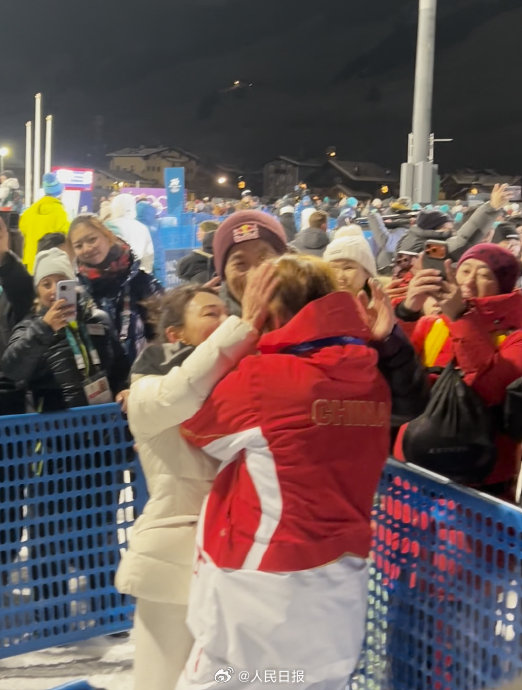 苏翊鸣冬奥摘铜与父母相拥落泪