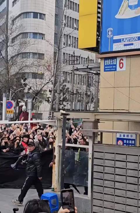 肖战小城良方路透曝光，现场粉丝激动欢呼