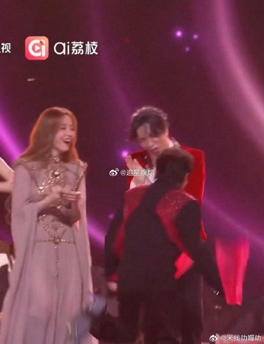 周深戴圆框眼镜和舞台实力形成了怎样的反差萌？