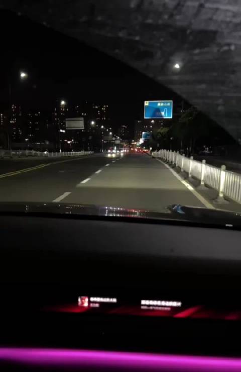 蔚来 ES8 的光毯有点东西：在晚上能提醒路面凸起，遇到飞坡提前减速