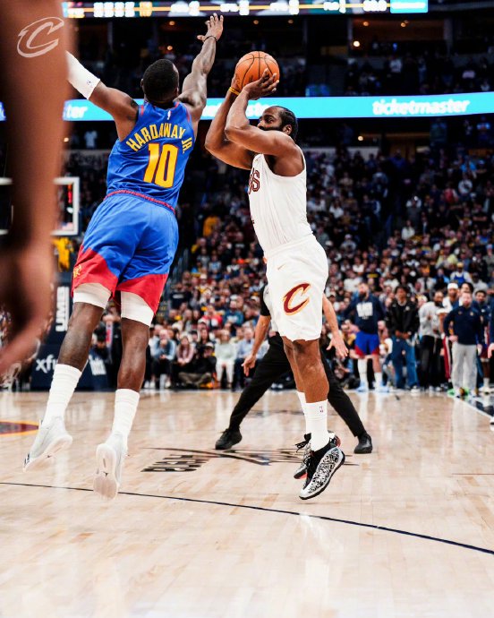 哈登在对阵掘金的比赛中贡献了怎样的关键球和防守？