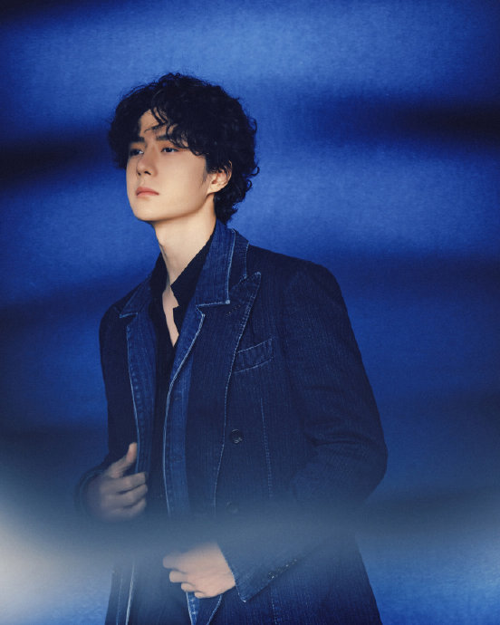 为什么王一博的羊毛卷发型和牛仔透视造型会被称为‘反差美学’？