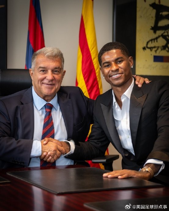 巴萨球迷内部对于是否买断拉什福德的主要分歧点是什么？