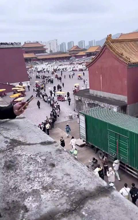 太子真的超级大方诶 ！杀青快乐成毅 ！期待今年两京十五日 ！