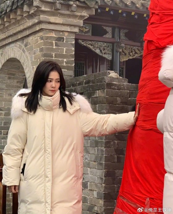 网友对于明星扎堆前往大孤山的行为主要有哪些不同的看法和争议？