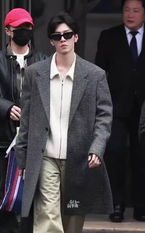 陈哲远湖南卫视小年夜上班路透来啦～穿大衣戴墨镜的拽哥