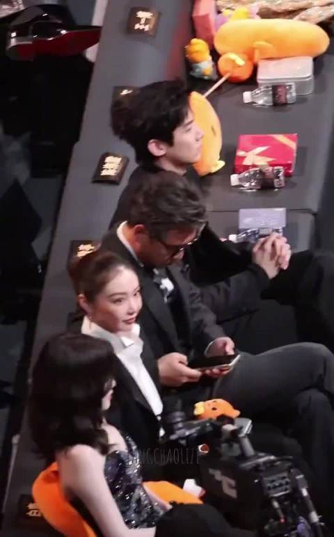 白敬亭：主持人说静音，我就真静音，主打一个听话三好学生 好乖巧