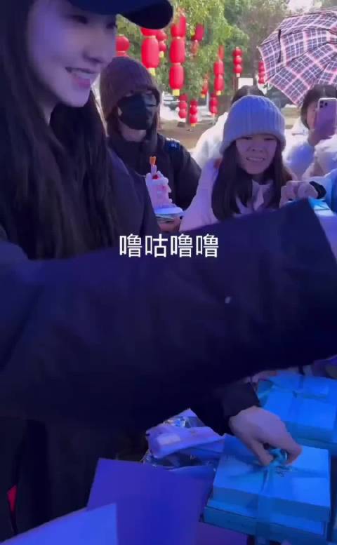 张艺凡生日遇电影开机，逆应援粉丝送蛋糕合照