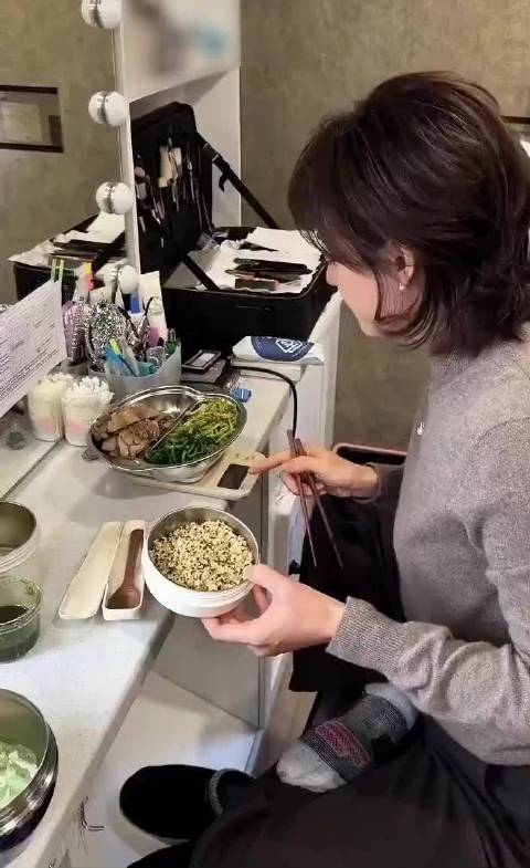 “孙俪吃菜和饭都要精细到用称量，明星的身材管理真的好严格…”