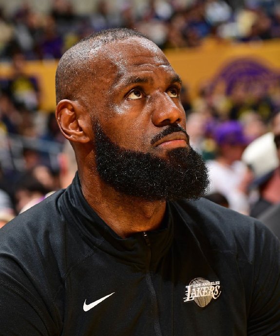 勒布朗·詹姆斯的夏季去留选择将对湖人总经理佩林卡的职位产生何种具体影响？