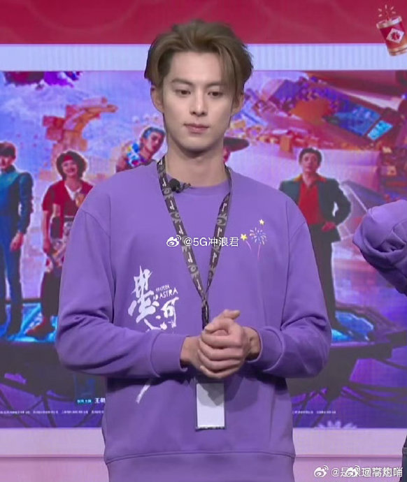 与王鹤棣宋茜的电影宣传扫楼相比，蔡徐坤的专辑扫楼互动有何不同？