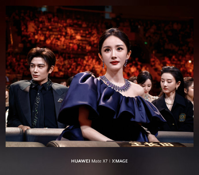 王一博2026微博之夜粉丝直拍爆火！深V透视装颠覆造型引热议