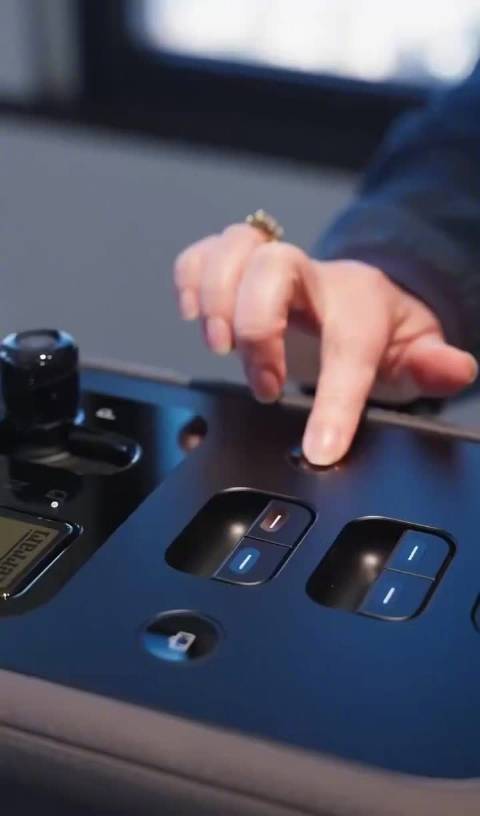 听听法拉利首款纯电车LUCE的内饰按键声