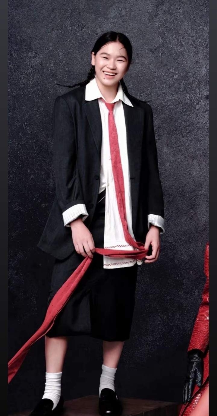 全红婵首登人物杂志，双马尾西服亮相，站最边上也特别亮眼