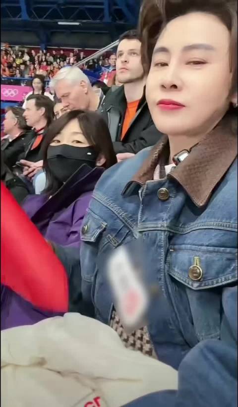 王濛带秒表观战短道速滑，直言紧盯现场为队员鼓劲