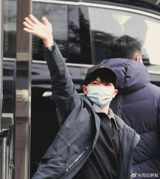 周深在央视春晚彩排中身穿标志性羽绒服，本届央视春晚他将表演什么节目？