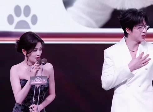 刘宇宁质问白鹿为何认识各家狗,表情懵圈引热议