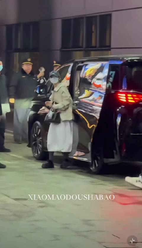 赵露思出发海南路透，女明星也不容易，这脚脖子都这么细