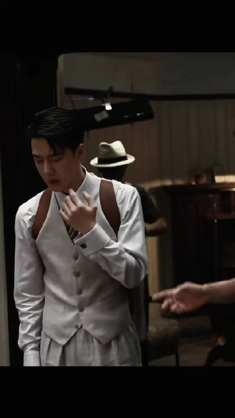 白色西装的叶先生简直太帅了 看的人很有欲望王一博