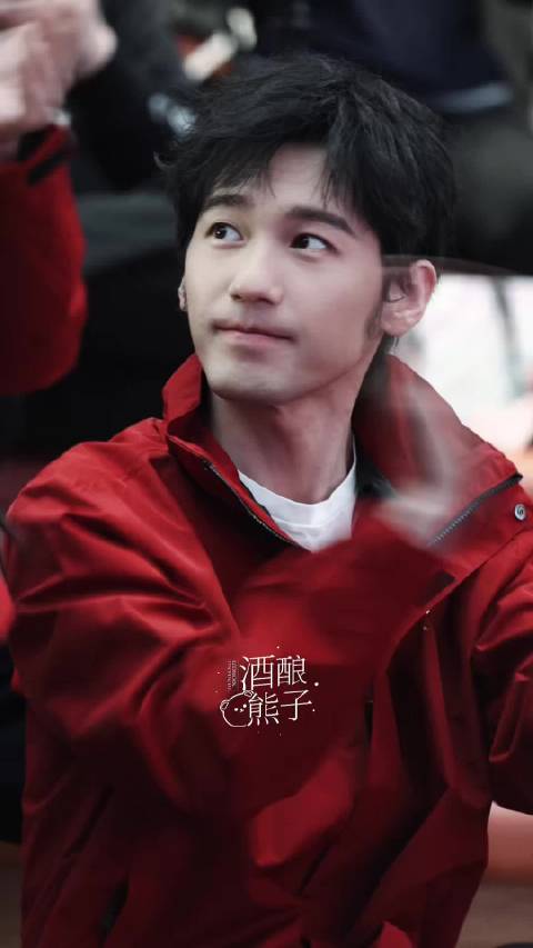 白宇全程卖力鼓掌笑容灿烂