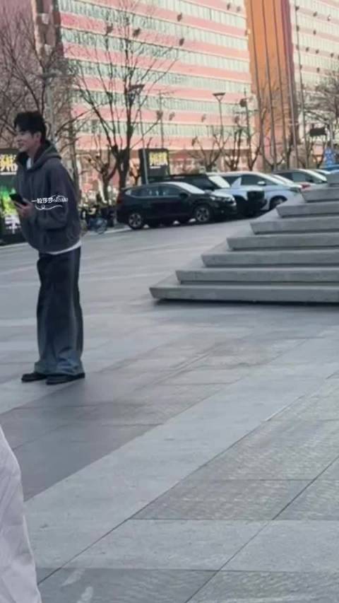 路人镜头下的丞磊，简直是满分男孩儿，是谁这么幸运捕捉到了磊子！