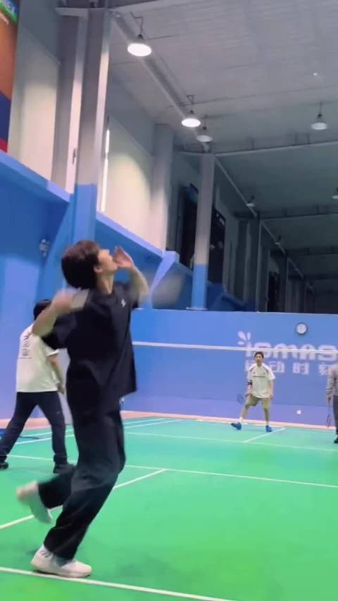 王安宇就这样每天不是在打篮球就是在打羽毛球被偶遇 纯正能量艺人