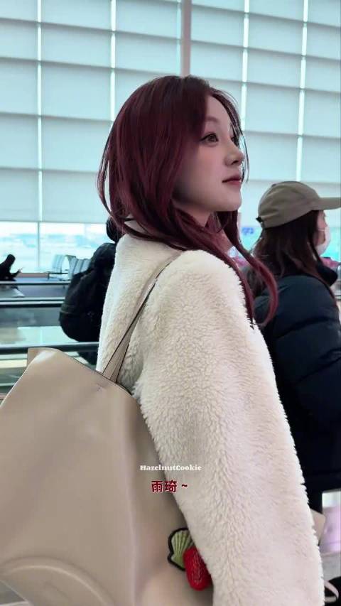 宋雨琦被粉丝拒绝合照，机场路上委屈嘀咕