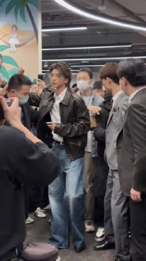 蔡徐坤最新视频！去扫楼了！