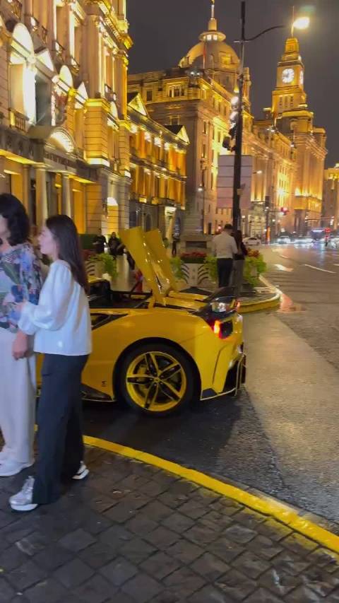上海外滩现敞篷法拉利488迈莎锐引路人驻足