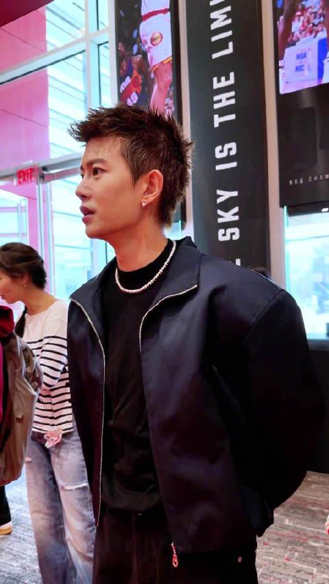 任嘉伦到访火箭训练营