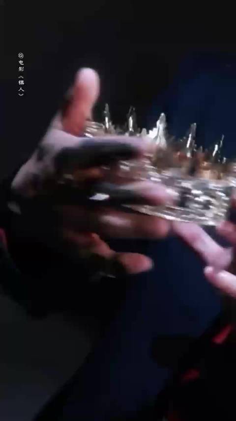 刘耀文此沙王冠转场视频曝光，双神颜同框引热议