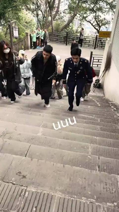 胡先煦《寻找李顺章》制服路透来了~一身蓝色制服利落挺拔，太帅啦~期待正片！