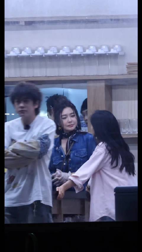 世界趁我出国欺负我的女孩