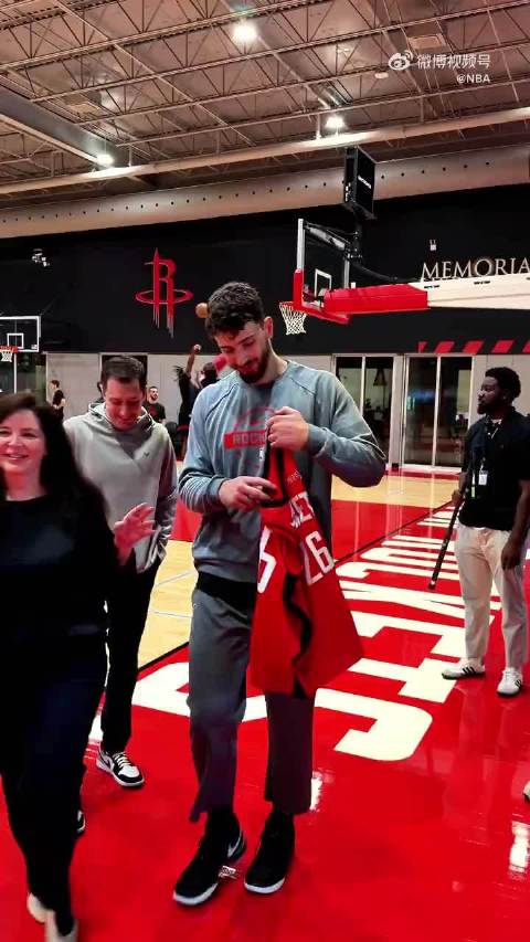 嘉伦探访火箭队获赠26号球衣，与申京阿门互动欢乐