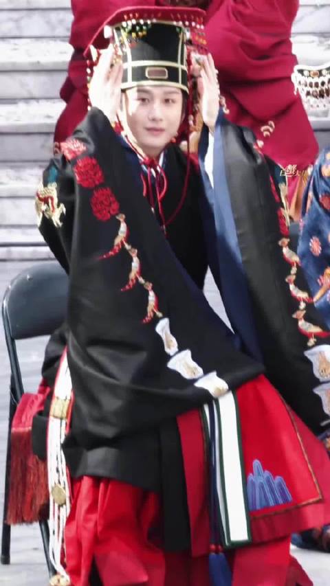 成毅在《两京十五日》愉快拍摄，看样子是成功登基了！（cr.logo）