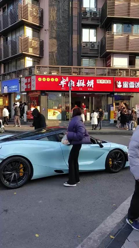 少爷开迈凯轮跑车带女友买牛肉饼！