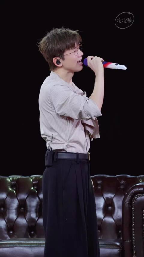 张杰演唱会深情献唱《这就是爱》，歌迷感慨万千