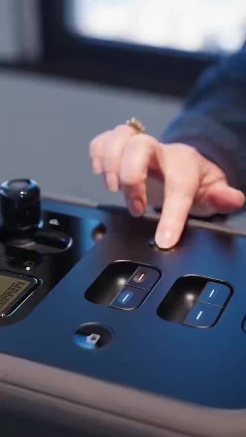 法拉利首款电车LUCE的内饰，物理按键爱好者表示有被爽到