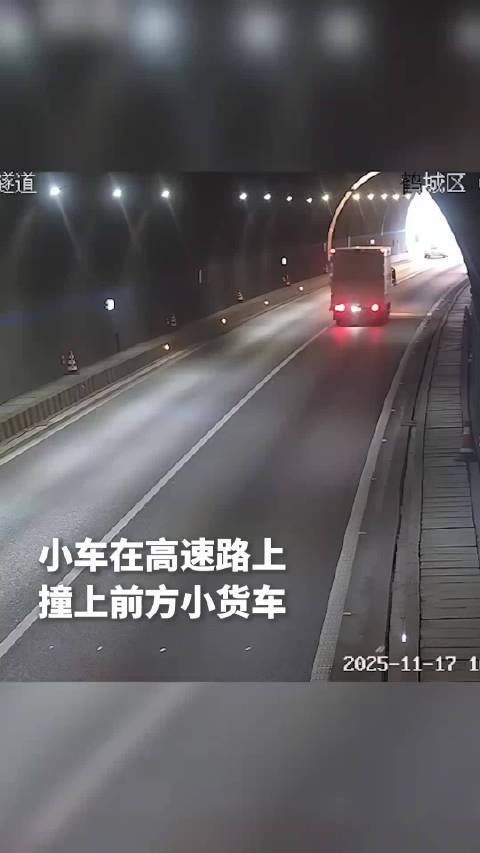 小货车被追尾侧翻司机折返救人,大货车司机停车灭火