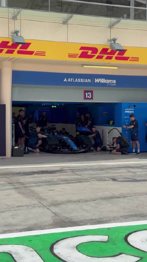 威廉姆斯车队车手阿尔本驾驶2026赛季F1赛车“FW48”驶上巴林赛道进行首航!