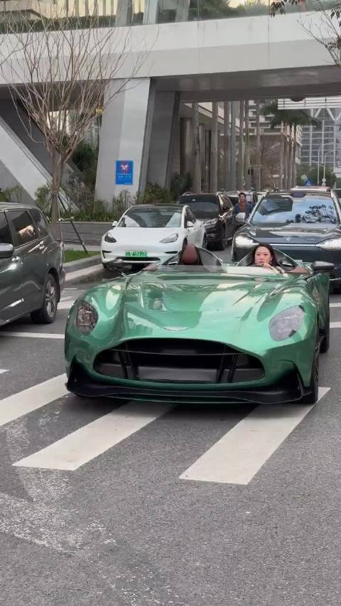 深圳湾现全球限量10台阿斯顿马丁DBR22无顶跑车